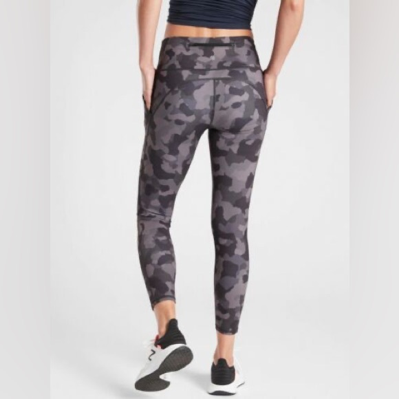 Athleta Camo Lightning 7/8 Tight Size XS - Picture 2 of 9